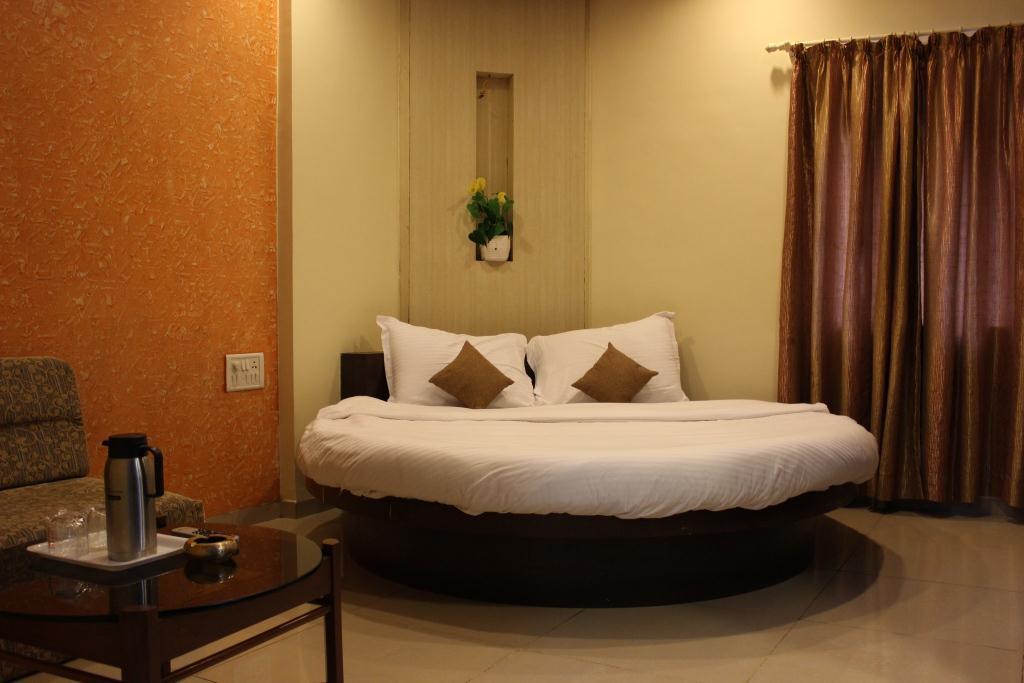 Hotel Sunny Mid-Town Mahabaleshwar Exterior photo